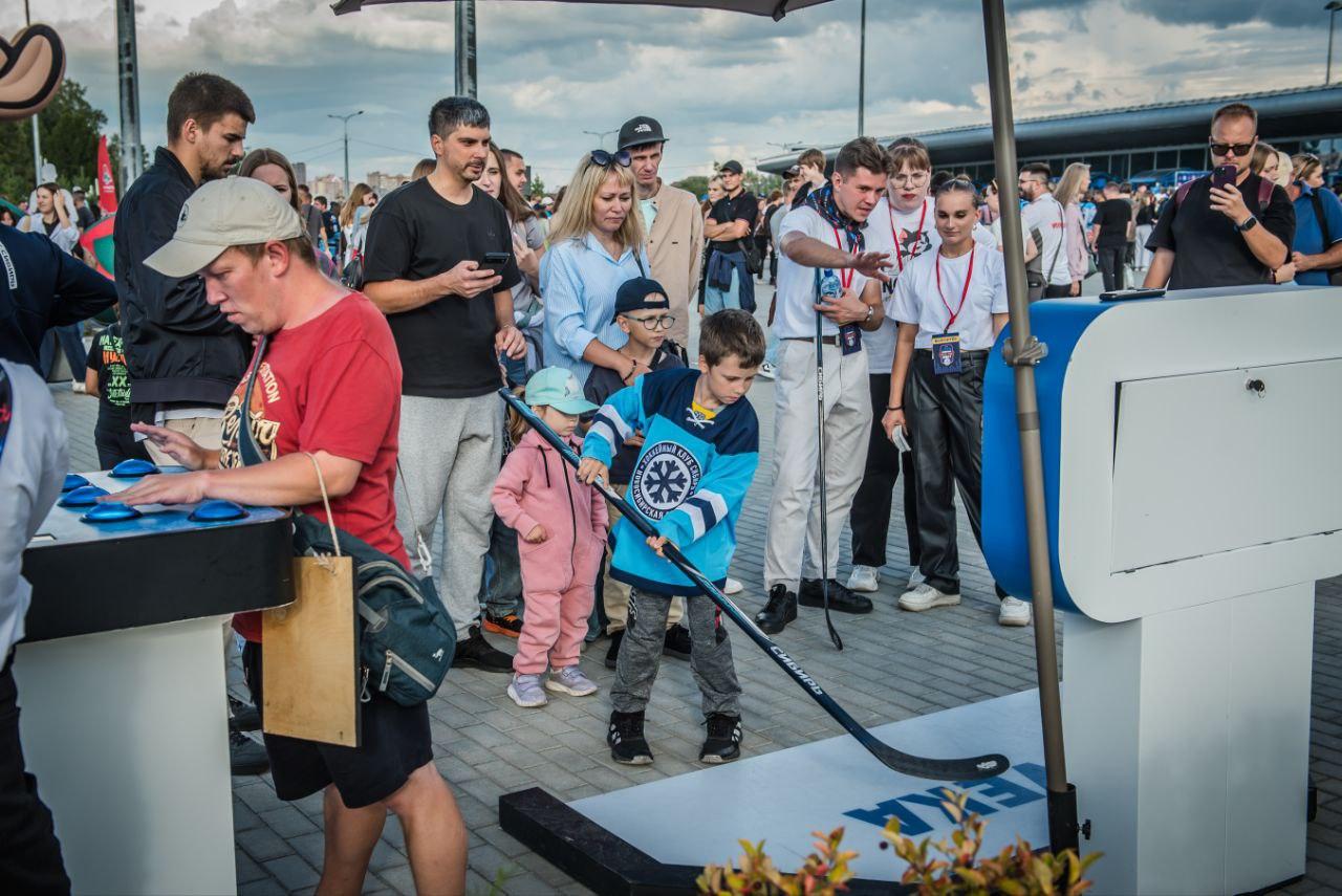 Фото Крики фанатов, тысячи зрителей и Ваня Дмитриенко. День Болельщика в Новосибирске – яркие кадры 25